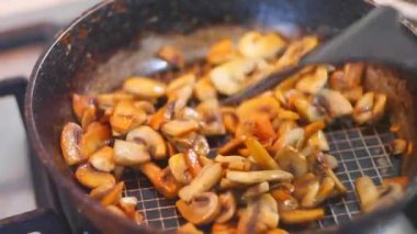 Tavada kızarmış mantar. Kızarmış mantar. Ev mutfağı. Kızarmış mantar, şampiyonlar doğranmış yeşil dereotu serpiştirilir. Ev mutfağı. Seçici odaklanma. Doğranmış mantarlara yakın çekim,