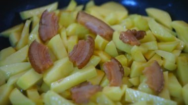 Kızarmış patatesler eski bir tavada. Patates. Ayçiçeği yağında patates kızartması. Patatesleri et ve baharatla iştah açıcı olarak tavada kızartıyorlar. Besleyici ev yemekleri için reçeteler