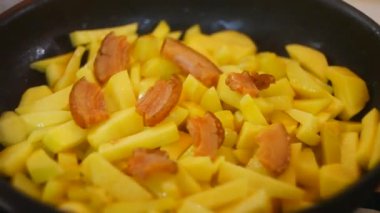 Kızarmış patatesler eski bir tavada. Patates. Ayçiçeği yağında patates kızartması. Patatesleri et ve baharatla iştah açıcı olarak tavada kızartıyorlar. Besleyici ev yemekleri için reçeteler