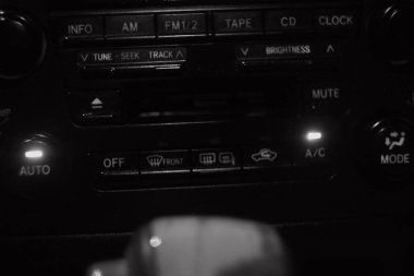 Analog otomotiv cihazları. 90 'ların arabaları. Torpidodaki oklar. Hız göstergesi. Takometre. siyah ve beyaz.