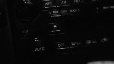 Analog otomotiv cihazları. 90 'ların arabaları. Torpidodaki oklar. Hız göstergesi. Takometre. siyah ve beyaz.