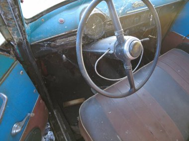 Sovyet eski model bozuk araba. Yeşil çimenlikteki kırık paslı arabaların sabit kamera görüntüleri. Kamera eski arabalarda hareket ediyor. Terk edilmiş, paslı, eski, boyalı bir araba.,