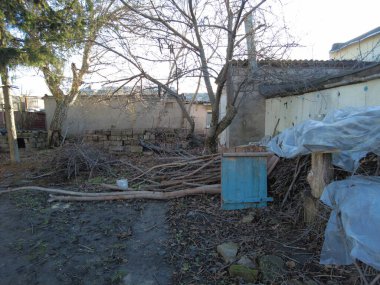 Ukrayna 'da terk edilmiş bir ev. Bahçedeki çöpler. Evi yıktı. İnşaat alanı. İnşaat atıkları. Çöp yığını. Yıkılmış ev. Felaketler binayı yok etti. Çevre kirliliği. 4k görüntü
