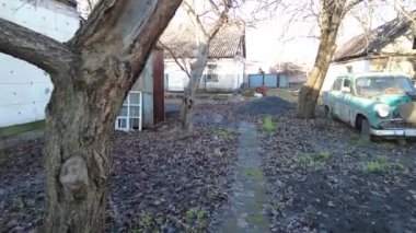 Ukrayna 'da terk edilmiş bir ev. Bahçedeki çöpler. Evi yıktı. İnşaat alanı. İnşaat atıkları. Çöp yığını. Yıkılmış ev. Felaketler binayı yok etti. Çevre kirliliği. 4k fo