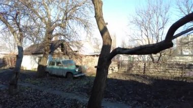 Ukrayna 'da terk edilmiş bir ev. Bahçedeki çöpler. Evi yıktı. İnşaat alanı. İnşaat atıkları. Çöp yığını. Yıkılmış ev. Felaketler binayı yok etti. Çevre kirliliği. 4k fo