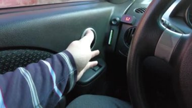 Adam arabanın kapısını açar. Adam arabayı açar. Arabanın kapı kolu. 4K görüntü. Bir adam, bir şoför, bir alıcı sürücü koltuğunun kapısını açar, siyah takım elbiseli bir adam arabanın kapısını açar..