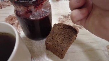 Ekmeğe reçel sür. Yüksek kalite 4K görüntü. Düşük kalorili orman meyveli reçeli ekmekli tost. Mutfakta fıstık ezmeli sandviç yapıyorum. Ekmeğe çilek reçeli sürüyorum..