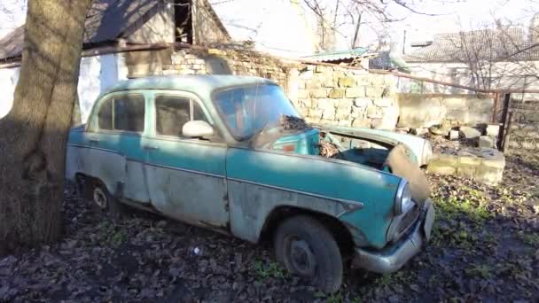 Soviet Retro Broken Car Steadycam Shot Broken Rusty Cars Green — 비디오