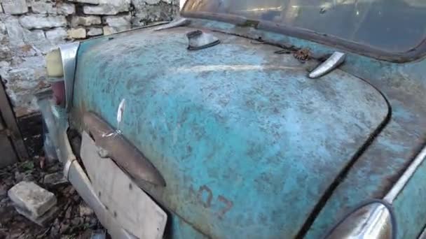 Sovyet Eski Model Bozuk Araba Yeşil Çimenlikteki Kırık Paslı Arabaların — Stok video