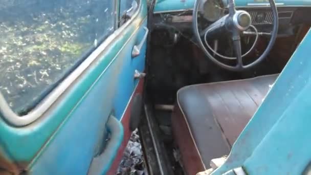 Carro Avariado Retro Soviético Steadycam Tiro Carros Enferrujados Quebrados Grama — Vídeo de Stock