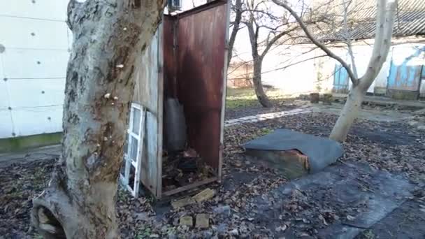 Haus Der Ukraine Verlassen Müll Auf Dem Hof Zerstörtes Haus — Stockvideo