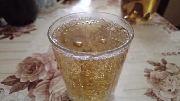 Λεμονάδα Διάφανο Ποτήρι Πλάνα Ρίχνει Ένα Ανθρακούχο Ποτό Ένα Ποτήρι — Αρχείο Βίντεο
