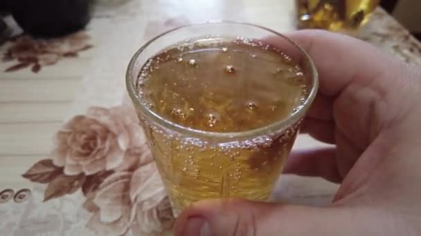 Limonade Einem Transparenten Glas Filmmaterial Ein Kohlensäurehaltiges Getränk Aus Nächster — Stockvideo