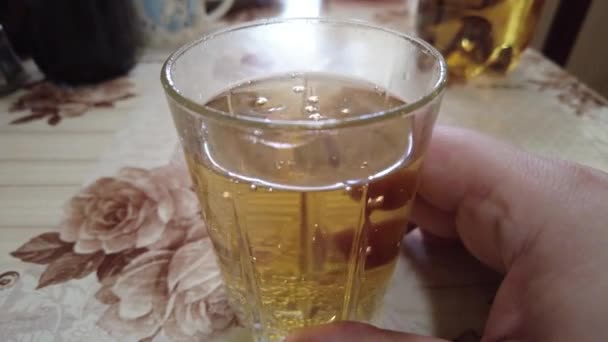Λεμονάδα Διάφανο Ποτήρι Πλάνα Ρίχνει Ένα Ανθρακούχο Ποτό Ένα Ποτήρι — Αρχείο Βίντεο