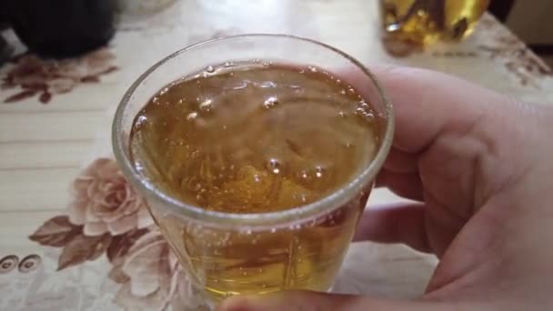 Şeffaf Bardakta Limonata Görüntü Yakından Bir Bardağa Karbonatlı Içecek Dolduruyorum — Stok video