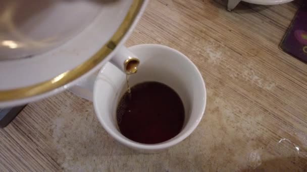 Evde Çay Yapıyorum Elektrikli Isıtıcısından Cam Bardağa Kaynar Dök Adam — Stok video