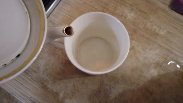Vařím Doma Čaj Skleněného Kelímku Nalijte Vařící Vodu Konvice Muž — Stock video
