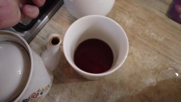Φτιάχνω Τσάι Στο Σπίτι Ρίχνουμε Βραστό Νερό Από Μια Κατσαρόλα — Αρχείο Βίντεο