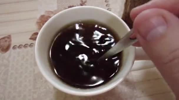 Robię Herbatę Domu Wlać Wrzącą Wodę Czajnika Elektrycznego Szklanej Filiżanki — Wideo stockowe