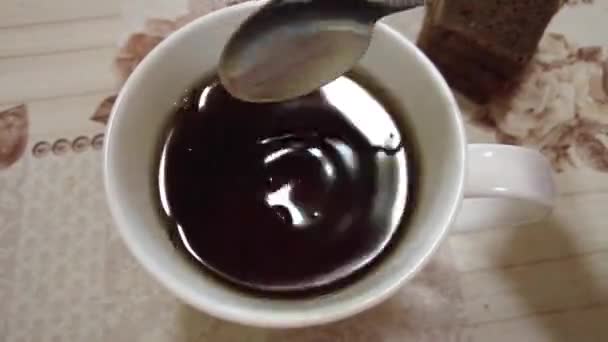 Evde Çay Yapıyorum Elektrikli Isıtıcısından Cam Bardağa Kaynar Dök Adam — Stok video