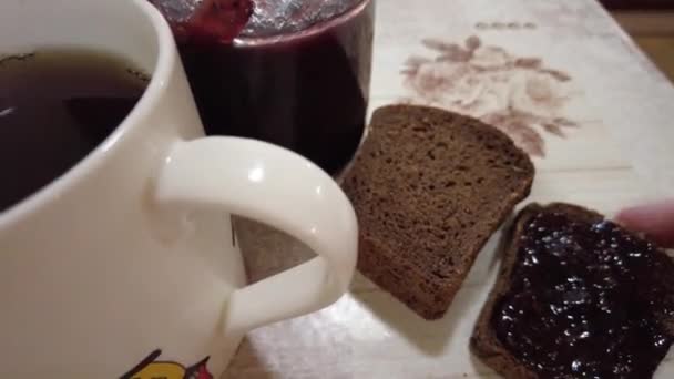 Ekmeğe Reçel Sür Yüksek Kalite Görüntü Düşük Kalorili Orman Meyveli — Stok video