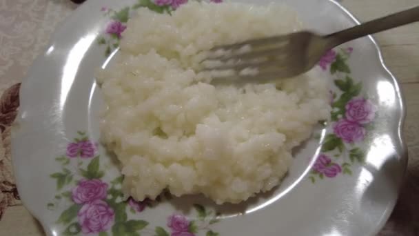 Rijstpap Een Bord Gekookte Rijst Mens Eet Rijst Hoge Kwaliteit — Stockvideo