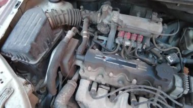 Eski otomobil hareket ediyor. Dört silindirli motor. Benzin motoru çalışıyor. Yüksek kalite 4K görüntü. Araba bakımı, motor vanaları hızlı çalışıyor. Motor vanalarını kapat.