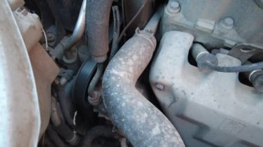 Eski otomobil hareket ediyor. Dört silindirli motor. Benzin motoru çalışıyor. Yüksek kalite 4K görüntü. Araba bakımı, motor vanaları hızlı çalışıyor. Motor vanalarını kapat.