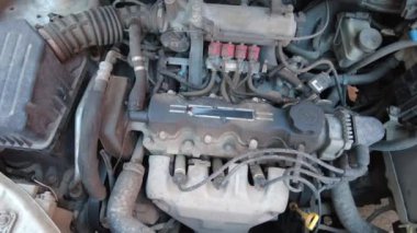 Eski otomobil hareket ediyor. Dört silindirli motor. Benzin motoru çalışıyor. Yüksek kalite 4K görüntü. Araba bakımı, motor vanaları hızlı çalışıyor. Motor vanalarını kapat.