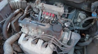 Eski otomobil hareket ediyor. Dört silindirli motor. Benzin motoru çalışıyor. Yüksek kalite 4K görüntü. Araba bakımı, motor vanaları hızlı çalışıyor. Motor vanalarını kapat.