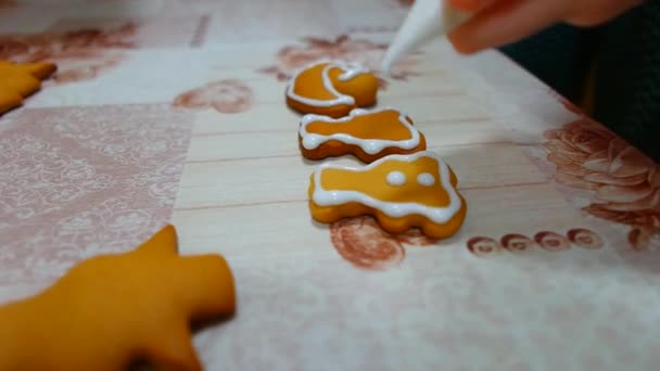 自制饼干 传统的圣诞姜饼饼干 从烤箱里取出热饼干 小孩用饼干装饰饼干 从管子里挤出软糖或糊糊 概念圣诞 — 图库视频影像