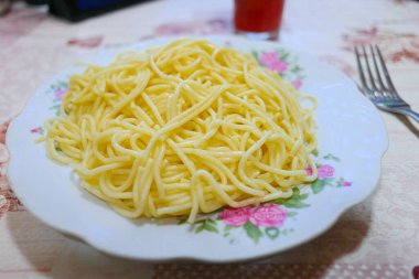 Ev yapımı spagetti. Tabakta spagetti. Basit bir mutfak. evde yemek pişirmek.