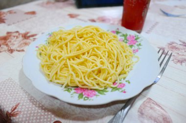 Ev yapımı spagetti. Tabakta spagetti. Basit bir mutfak. evde yemek pişirmek.