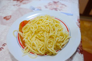 Ev yapımı spagetti. Tabakta spagetti. Basit bir mutfak. evde yemek pişirmek.