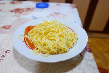 Ev yapımı spagetti. Tabakta spagetti. Basit bir mutfak. evde yemek pişirmek.