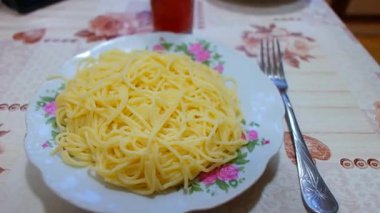 Ev yapımı spagetti. Tabakta spagetti. Basit bir mutfak. evde yemek pişirmek.