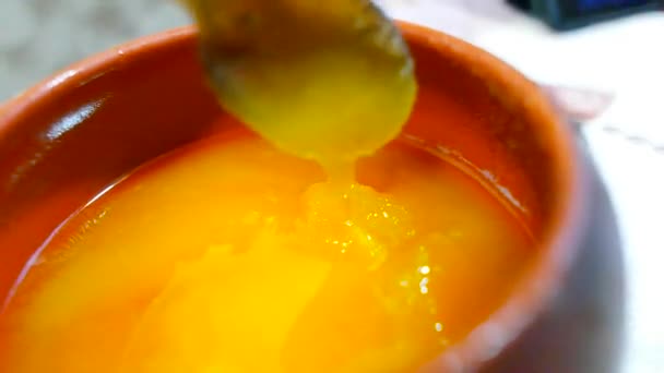 Een Pot Honing Honing Ijzeren Lepel Honing Mengen Bruine Kleipot — Stockvideo
