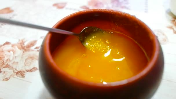 蜂蜜のポット 蜂蜜と鉄のスプーン 蜂蜜を混ぜる 茶色い土鍋 — ストック動画