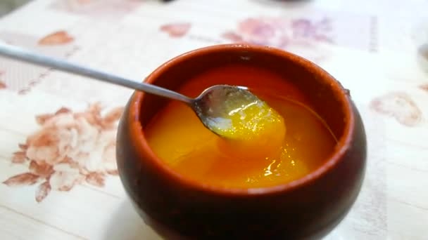 Pot Honey Honey Iron Spoon Mixing Honey Brown Clay Pot — Vídeo de stock