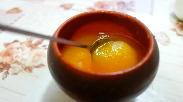 Pot Honey Honey Iron Spoon Mixing Honey Brown Clay Pot — Wideo stockowe