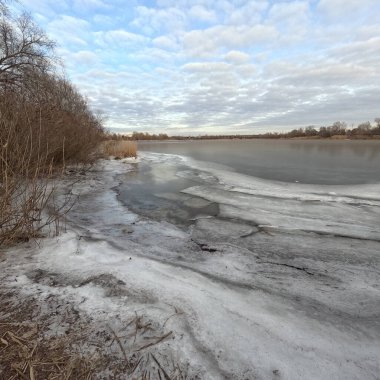 Kış manzarası. Donmuş nehir. Nehirli doğal manzara. Ukrayna manzarası. Ukrayna.