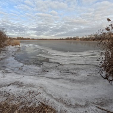 Kış manzarası. Donmuş nehir. Nehirli doğal manzara. Ukrayna manzarası. Ukrayna.
