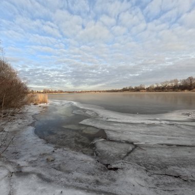 Kış manzarası. Donmuş nehir. Nehirli doğal manzara. Ukrayna manzarası. Ukrayna.