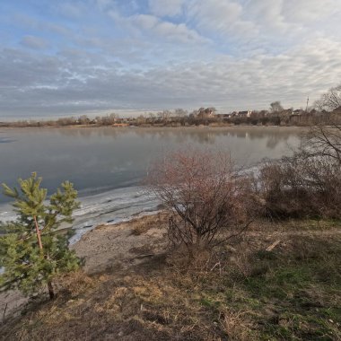 Kış manzarası. Donmuş nehir. Nehirli doğal manzara. Ukrayna manzarası. Ukrayna.