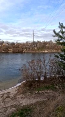 Manzaralı dikey video. Suyla birlikte dikey manzara. Kış nehri. Su akışı. Ukrayna manzarası. Ukrayna.