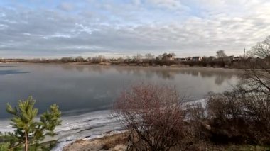 Kış manzarası. Donmuş nehir. Nehirli doğal manzara. Ukrayna manzarası. Ukrayna.