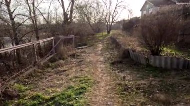 Bir adam yol boyunca yürür. Yüksek kalitede görüntüler. Dar yol. 5.3 km video. Ukrayna manzarası. Ukrayna.