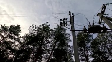 Elektrik direkleri. Elektrik transformatörü. Ukrayna 'nın enerji sistemi. Ukrayna manzarası. Ukrayna.
