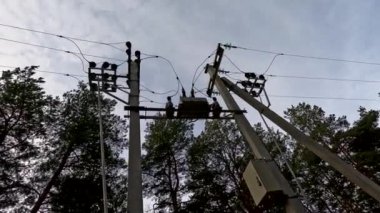 Elektrik direkleri. Elektrik transformatörü. Ukrayna 'nın enerji sistemi. Ukrayna manzarası. Ukrayna.