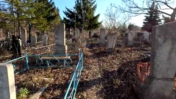 Ukrina January 2023 Old Cemetery Abandoned Graves Broken Headstones Fresh — Vídeo de Stock